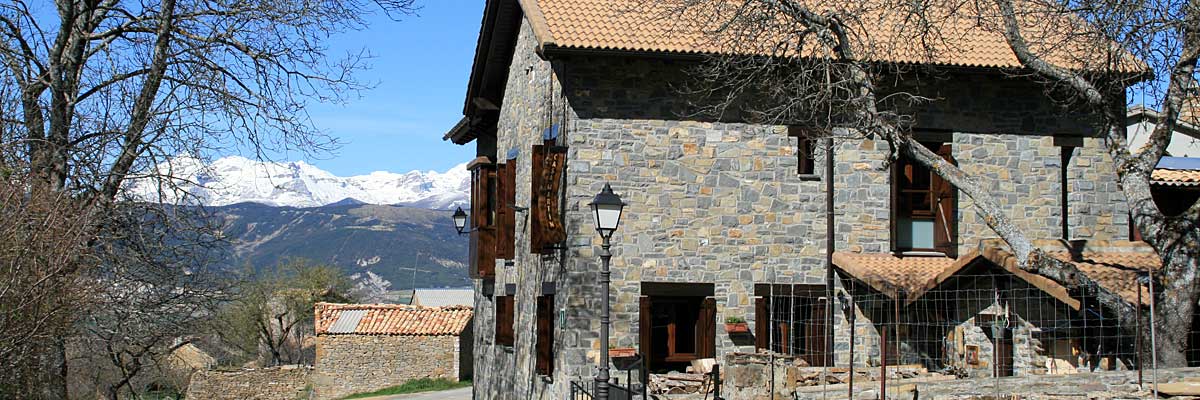 Jaca y la Peña Oroel vistas desde Navasa