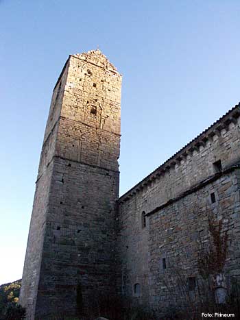 Navasa: iglesia parroquial de estilo románico.